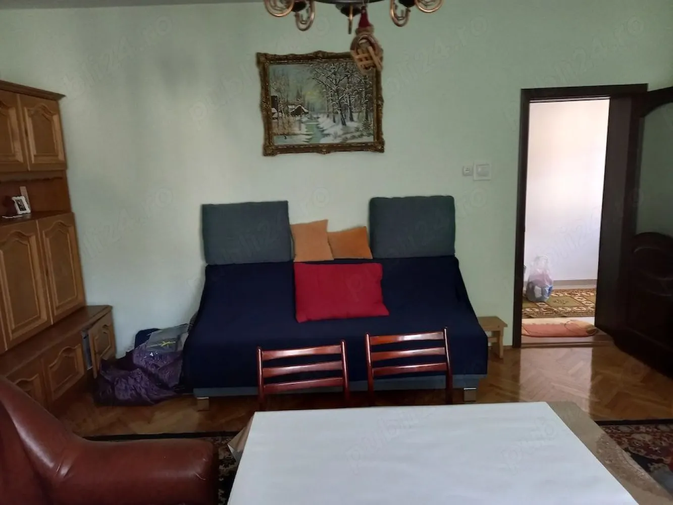Casa cu etaj 5 camere in Satu Mare - Vând casă cu etaj în Piața. N.Titulescu 300.000 Euro Descriere : - Casa este situată la aproximativ 3m de gard și trotuar pentru cine apreciază . - Beciul casei, spațios de peste 20mp; - Parterul are 2 camere de peste 25mp, bucătărie peste 15mp, baie cu cabină de duș, hol spațios cu scări atât spre beci cât și spre etaj. Din camera de la curte se ajunge pe terasa de 28mp, unde se află amenajată o bucătărie cu cele necesare funcțională și iarna. - Etajul are 2 camere de peste 25mp, 1 cameră de peste 15mp, 1 baie cu cadă mare, hol mare cu urcare în pod și un spațiu pentru dressing. - În curte există 3 anexe garaj mare, beci2 și depozit de lemne pentru termoșemineul de la parter. - Casa a fost construită pe o fundație de piatră între anii 1976-1981 și a fost renovată total între anii 2015 2018, de la acoperiș până în beci. - Casa are instalate panouri fotovoltaice de 6Kw cu invertor de 5Kw. - La parter și la etaj în camerele dinspre curte există instalat aer condiționat. - Casa este izolată cu polistiren de 12 cm. - Încălzirea casei este realizată cu termoșemineul de la parter sau centrala pe gaz din bucătărie. Aerele condiționate fiind pe inverter fac și încălzire și răcoresc la nevoie. Telefon. . }}