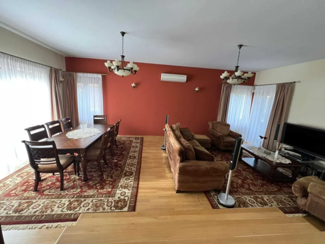 BRASADAS vinde casă tip D+P+M 2004 zona Burdea. - Agentia imobiliara BRASADAS vinde casă spațioasă situată in zona Burdea, la doar 300 m de mall și 600 m de centrul orașului. Teren: 330 mp Suprafață casa: 110 mp/nivel (total 330 mp) Compartimentare: Mansardă: 3 camere, dressing, baie cu jacuzzi, balcon Parter: living + dining 40 mp, bucătărie, baie, 1 cameră Demisol: garaj, cameră tehnică + 3 camere Construcție 2004, materiale premium. Parchet stejar, tâmplărie lemn, geamuri termopan. Izolație exterioară. 4 aparate AC Daikin. Terasă acoperită + terasă față. Se vinde parțial mobilată Www.brssadas.com. }}