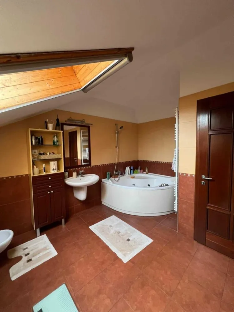 BRASADAS vinde casă tip D+P+M 2004 zona Burdea. - Agentia imobiliara BRASADAS vinde casă spațioasă situată in zona Burdea, la doar 300 m de mall și 600 m de centrul orașului. Teren: 330 mp Suprafață casa: 110 mp/nivel (total 330 mp) Compartimentare: Mansardă: 3 camere, dressing, baie cu jacuzzi, balcon Parter: living + dining 40 mp, bucătărie, baie, 1 cameră Demisol: garaj, cameră tehnică + 3 camere Construcție 2004, materiale premium. Parchet stejar, tâmplărie lemn, geamuri termopan. Izolație exterioară. 4 aparate AC Daikin. Terasă acoperită + terasă față. Se vinde parțial mobilată Www.brssadas.com. }}