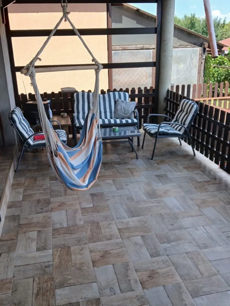 BRASADAS vinde casa cu etaj in zona Alecu Russo - Agentia imobiliara BRASADAS vinde casa construita pe un de teren de 600 mp, de tip D+P+M, izolată, compartimentare moderna, toate utilitățile, strada asfaltată. Casa dispune de: -3 dormitoare la etaj -1 baie la etaj - o camera tip dressing la etaj -2 terase (una la etaj, una la parter) -salon f spațios la parter, bucătărie mare, zona pt servirea mesei,o baie și un dormitor, geamuri termopan, uși interioare termopan. 240 de metri pătrați în total, 120 mp pe nivel, Interiorul are finisaje de calitate., încălzire în pardosea, beci si garaj la subsolul casei sub toata suprafața casei, garajul având 2 accese auto și cu acces direct din casa. Accesul la etaj este posibil și din exterior (având scări exterioare direct la zona de etaj) Dacă vrei o locuință confortabilă într-o zonă foarte buna, liniștită, contactează-ne pentru vizionare. Www.brasadas.com. }}