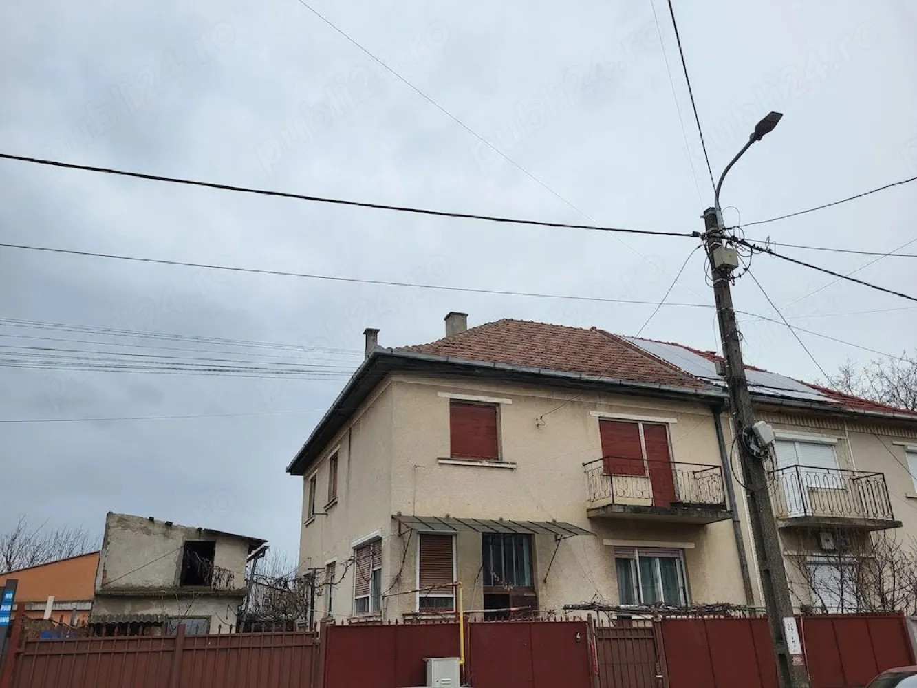 Casă de vânzare în Satu Mare - Important! Vă rog să citiți cu atenție toate informațiile din descriere, și doar în cazul în care sunteți interesat cu seriozitate, atunci să mă contactați prin mesaj . Vă resun în caz de doriți să discutăm telefonic. Mulțumesc pentru colaborare! Se vinde casă familiară (a fost conceput pentru două familii), în Satu Mare, zona Barițiu,(singur în curte) cu suprafața de 252 mp teren intravilan, ( loc de casă+ 126 mp teren), 13,20 m front stradal, compusă din : -curte proprie, cu loc pentru parcarea unei mașină lângă casă, spațiu cu balansoar și viță de vie în fața casei,spațiu pentru depozitare în spatele casei. -intrare unică în casă -anexe (garaj 4,3 6,3 m cu etaj)+ magazie -pivniță mare+ pivniță mică -hol de intrare -la parter 2 camere, antreu, bucătărie, baie, cămară -la etaj 3 camere, antreu,bucătărie, baie, cămară (ultima cameră se accesează prin cealaltă) -pod -centrală -gaz, apă, electicitate, parchet. Casa are o fundație foarte bună ,formată din pietre de granit construcția fiind începută în anul 1975 . Dimensiunea casei 8m 10 m. Locul de așezare este una foarte bună (magazin alimentar,stație de autobuz în apropiere). Casa necesită renovare.