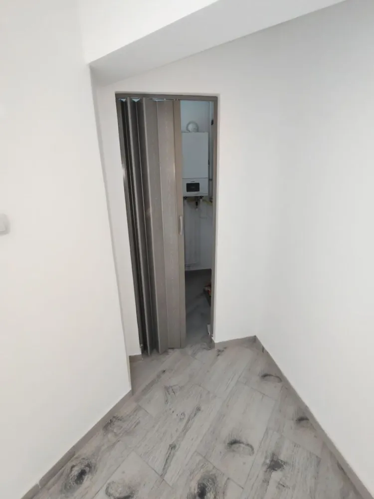 Apartament 2 camere finisat ,micro 16, etaj 2 - Apartament spațios, situat la etajul 2 într-un bloc solid de cărămidă, într-o zonă liniștită și bine cotată. Compartimentare: 2 camere mari și luminoase bucătărie generoasă 2 holuri baie balcon debara beci uscat Dotări și finisaje: centrală termică nouă (în garanție) aer condiționat nou parchet laminat nou faianță în baie și bucătărie gresie în baie, bucătărie, holuri, balcon și debara calorifere noi Alte avantaje: scară curată interfon vecini liniștiți Apartamentul este ideal atât pentru locuit, cât și pentru investiție. }}