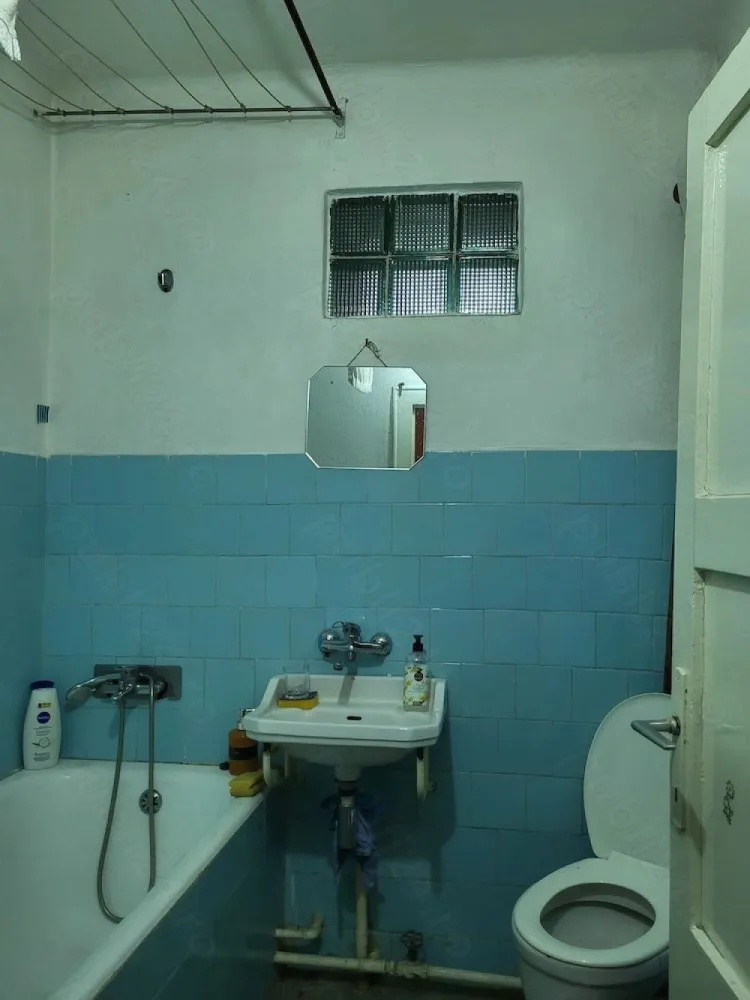 Casă de vânzare în Satu Mare - Important! Vă rog să citiți cu atenție toate informațiile din descriere, și doar în cazul în care sunteți interesat cu seriozitate, atunci să mă contactați prin mesaj . Vă resun în caz de doriți să discutăm telefonic. Mulțumesc pentru colaborare! Se vinde casă familiară (a fost conceput pentru două familii), în Satu Mare, zona Barițiu,(singur în curte) cu suprafața de 252 mp teren intravilan, ( loc de casă+ 126 mp teren), 13,20 m front stradal, compusă din : -curte proprie, cu loc pentru parcarea unei mașină lângă casă, spațiu cu balansoar și viță de vie în fața casei,spațiu pentru depozitare în spatele casei. -intrare unică în casă -anexe (garaj 4,3 6,3 m cu etaj)+ magazie -pivniță mare+ pivniță mică -hol de intrare -la parter 2 camere, antreu, bucătărie, baie, cămară -la etaj 3 camere, antreu,bucătărie, baie, cămară (ultima cameră se accesează prin cealaltă) -pod -centrală -gaz, apă, electicitate, parchet. Casa are o fundație foarte bună ,formată din pietre de granit construcția fiind începută în anul 1975 . Dimensiunea casei 8m 10 m. Locul de așezare este una foarte bună (magazin alimentar,stație de autobuz în apropiere). Casa necesită renovare.