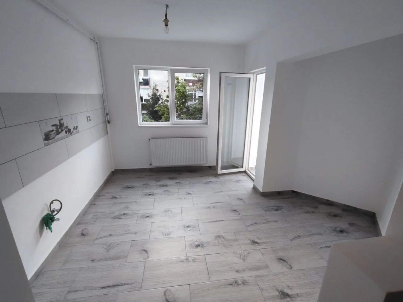Apartament 2 camere finisat ,micro 16, etaj 2 - Apartament spațios, situat la etajul 2 într-un bloc solid de cărămidă, într-o zonă liniștită și bine cotată. Compartimentare: 2 camere mari și luminoase bucătărie generoasă 2 holuri baie balcon debara beci uscat Dotări și finisaje: centrală termică nouă (în garanție) aer condiționat nou parchet laminat nou faianță în baie și bucătărie gresie în baie, bucătărie, holuri, balcon și debara calorifere noi Alte avantaje: scară curată interfon vecini liniștiți Apartamentul este ideal atât pentru locuit, cât și pentru investiție. }}
