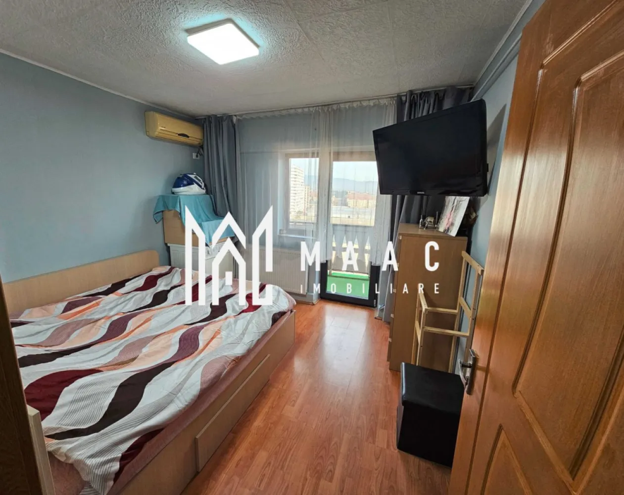 Apartament 2 camere Ostroveni | Centrala Proprie | AC | Renovat | - Apartament 2 camere – Zona Ostroveni | Vedere panoramică | MAAC Imobiliare MAAC Imobiliare vă propune spre vânzare un apartament cu 2 camere situat în zona Ostroveni, într-un imobil curat și bine întreținut. Locuința este amplasată la etajul 10 din 10, beneficiind de o priveliște panoramică deosebită, iar deasupra se află etajul tehnic, oferind un plus de confort termic și fonic. Apartamentul are o suprafață construită de 55 mp și este renovat partial recent, lucrările realizate în anul 2024 incluzând: * montarea unei tamplării PVC tripan de înaltă calitate; * înlocuirea instalației sanitare și electrice** în totalitate; * instalarea a două aparate de aer condiționat**, pentru confort optim pe tot parcursul anului. De asemenea, apartamentul dispune de centrală termică proprie, asigurând eficiență energetică și costuri reduse de întreținere. Avantaje: * Vedere panoramică asupra zonei Ostroveni; * Etaj superior cu etaj tehnic deasupra (fără probleme de izolație); * Apartament modernizat parțial în 2024; * Centrală termică proprie și 2 aparate de aer condiționat; * Zonă liniștită, cu acces facil către transport, magazine și școli. Ideal atât pentru locuință personală, cât și pentru investiție! Pentru mai multe detalii și programarea unei vizionări, contactați MAAC Imobiliare. id: CP2786756 - SP }}