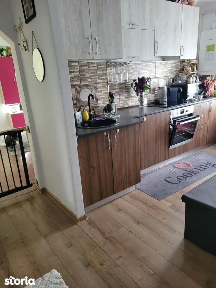BRASADAS vinde ap 2 cam mobilat etaj 4/4. - Agentia imobiliara BRASADAS vinde apartament cu 2 camere semidecomandat, cu o suprafata totala de 57 mp, din care suprafata utila e de 52 mp. Apartamentul dispune de 2 camere, bucatarie mare, 2 holuri, baie marita, balcon deschis amenajat frumos, parchet laminat peste tot, centrala termica Beretta,usa metalica, geamuri termopan, plasa de tantari peste tot, renovat in 2021. Blocul este izolat,cu interfon,cu access la boxa de la intrare. Casa scarii este curata, intretinuta de o firma de curatenie. Aproape singuri la etaj,fara vecini. Nu are urme de infiltratie!Zona este una linistita,strada este sens unic,cu traffic redus. Apartamentul se preda mobilat,dotat cu aer conditional, fara electrocasnicele mari (frigider,plita,cuptor,masina de spalat vase). Www.brasadas.com. }}