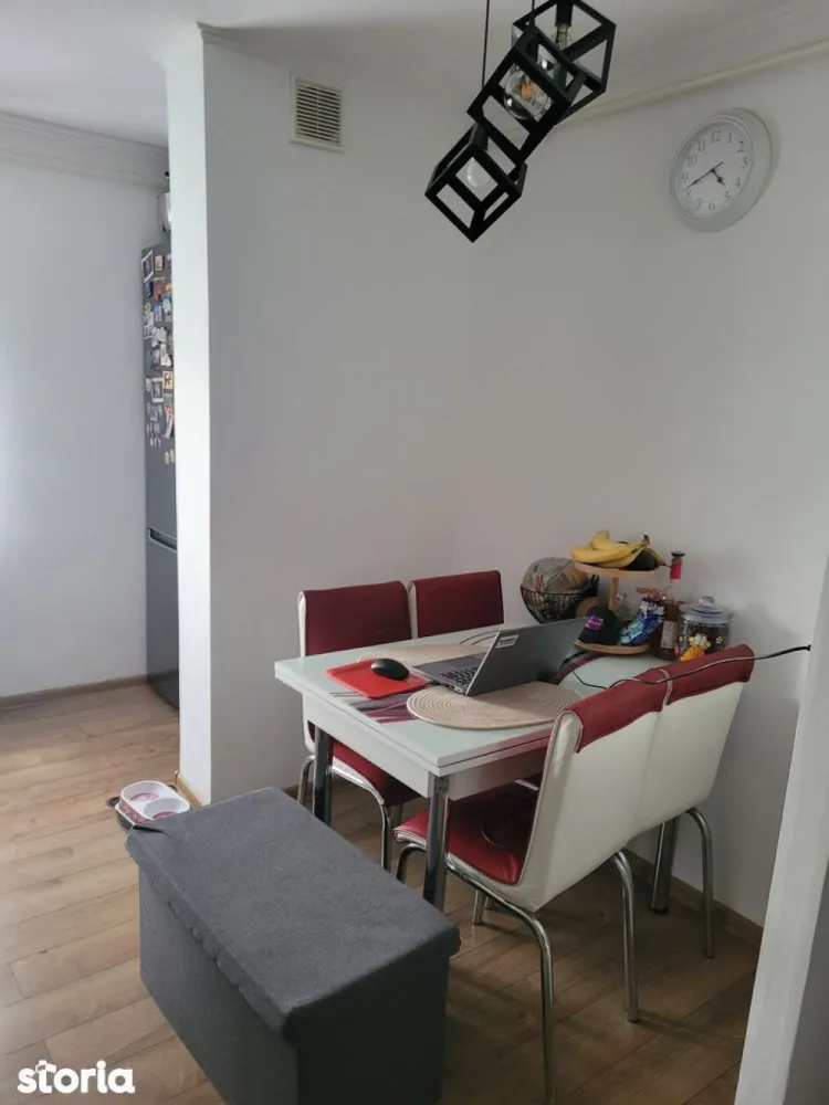 BRASADAS vinde ap 2 cam mobilat etaj 4/4. - Agentia imobiliara BRASADAS vinde apartament cu 2 camere semidecomandat, cu o suprafata totala de 57 mp, din care suprafata utila e de 52 mp. Apartamentul dispune de 2 camere, bucatarie mare, 2 holuri, baie marita, balcon deschis amenajat frumos, parchet laminat peste tot, centrala termica Beretta,usa metalica, geamuri termopan, plasa de tantari peste tot, renovat in 2021. Blocul este izolat,cu interfon,cu access la boxa de la intrare. Casa scarii este curata, intretinuta de o firma de curatenie. Aproape singuri la etaj,fara vecini. Nu are urme de infiltratie!Zona este una linistita,strada este sens unic,cu traffic redus. Apartamentul se preda mobilat,dotat cu aer conditional, fara electrocasnicele mari (frigider,plita,cuptor,masina de spalat vase). Www.brasadas.com. }}