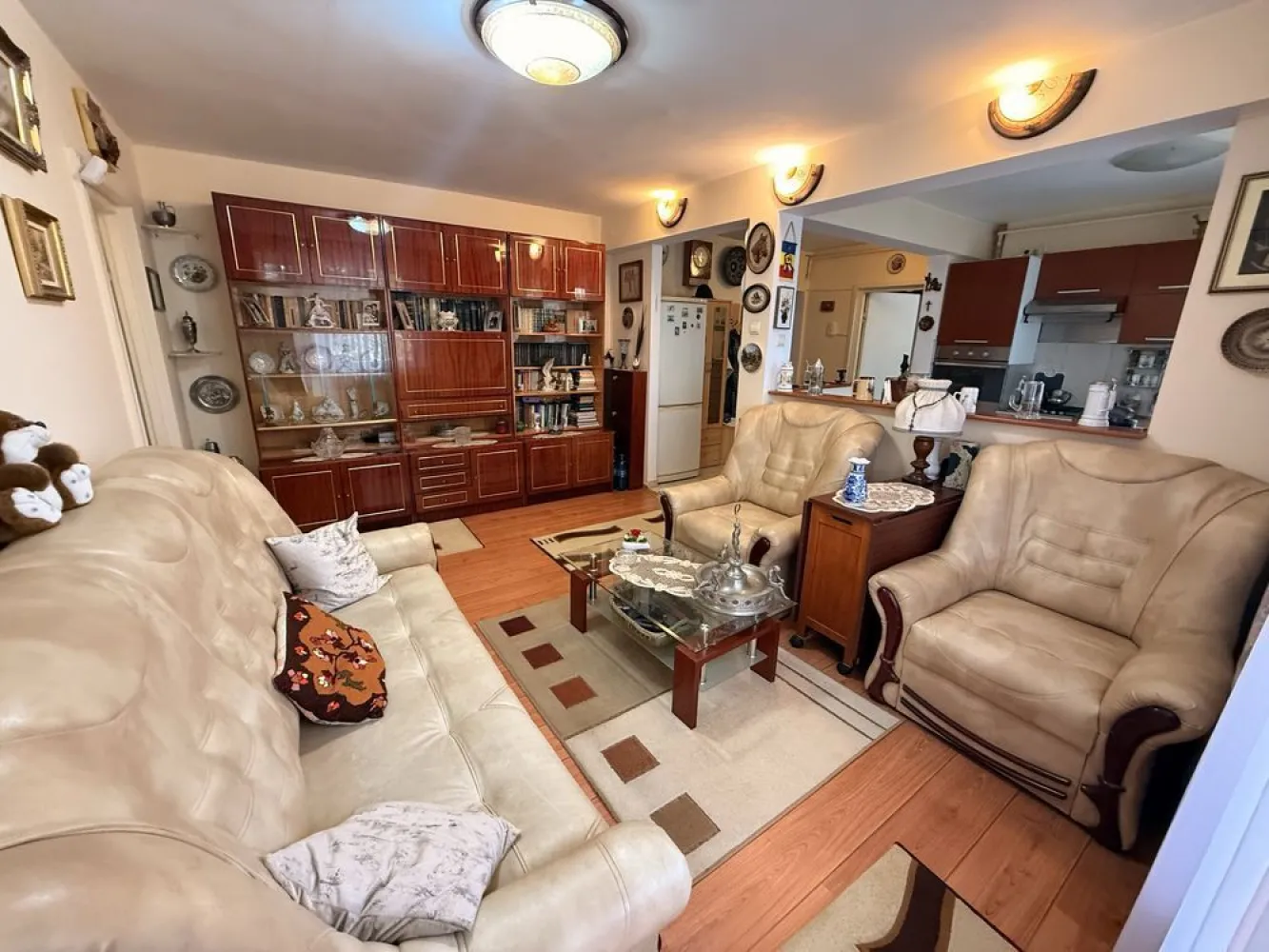 BRASADAS vinde ap 3 camere etajul 2/4 pe Careiului - Agentia imobiliara BRASADAS vinde apartament cu 3 camere la etajul 2/4 pe strada Careiului, lângă fosta fabrică de pâine, cu acces rapid la magazine, transport și facilități * Bloc izolat termic * Confort sporit și eficiență energetică * Centrală termică proprie * Aer condiționat * Complet utilat: * Mașină de spălat vase * Mașină de spălat rufe * Aragaz + cuptor. * Intimitate totală – în fața blocului sunt plantați brazi care oferă liniște și protecție vizuală * Zonă surprinzător de calmă, deși este poziționată central * Ideal atât pentru locuit, cât și pentru investiție. Www.brasadas.com. }}