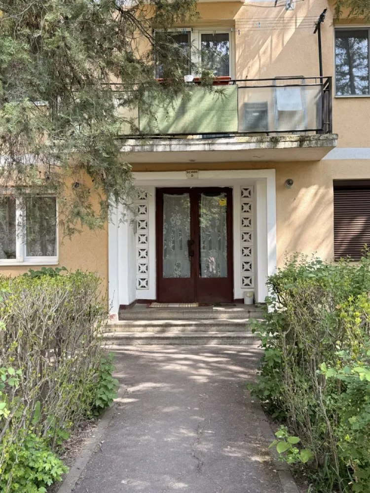 BRASADAS vinde ap 3 camere etajul 2/4 pe Careiului - Agentia imobiliara BRASADAS vinde apartament cu 3 camere la etajul 2/4 pe strada Careiului, lângă fosta fabrică de pâine, cu acces rapid la magazine, transport și facilități * Bloc izolat termic * Confort sporit și eficiență energetică * Centrală termică proprie * Aer condiționat * Complet utilat: * Mașină de spălat vase * Mașină de spălat rufe * Aragaz + cuptor. * Intimitate totală – în fața blocului sunt plantați brazi care oferă liniște și protecție vizuală * Zonă surprinzător de calmă, deși este poziționată central * Ideal atât pentru locuit, cât și pentru investiție. Www.brasadas.com. }}