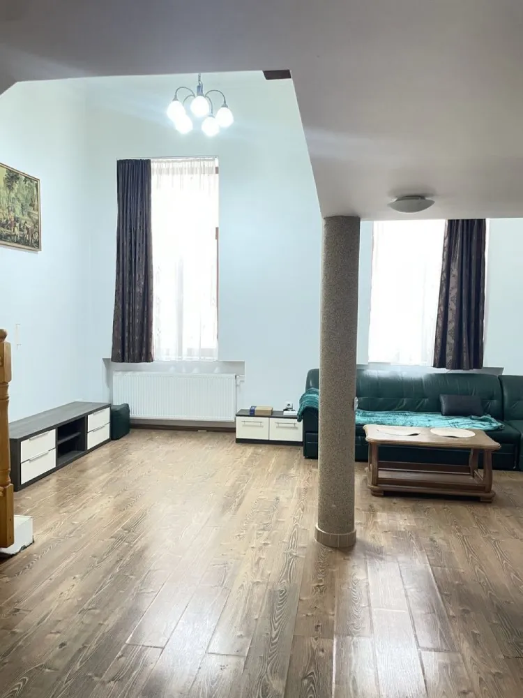 Apartament zona ultracentral SM - Vind apartament zonă ultra centrală în Satu Mare cu două dormitoare,baie,wc , bucătărie și living }}