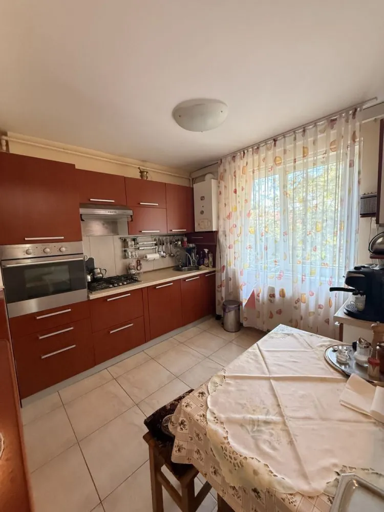 BRASADAS vinde ap 3 camere etajul 2/4 pe Careiului
