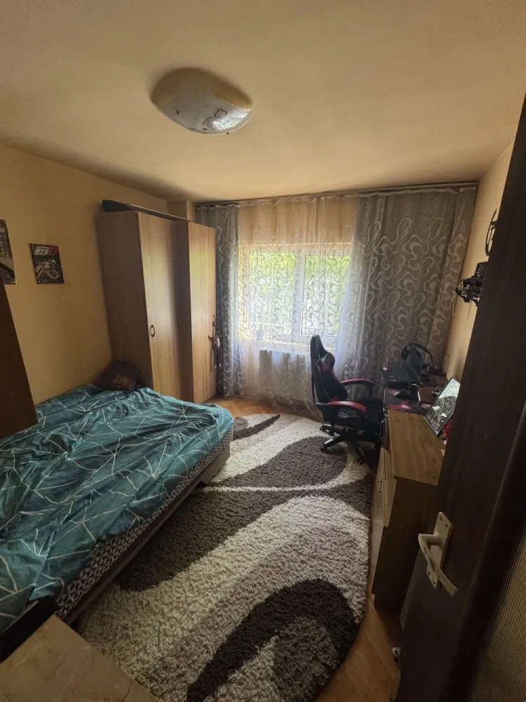 Apartament 3 camere micro 16 - Se oferă spre vânzare un apartament de 3 camere, cu suprafață utilă de 66 mp, situat în cartierul Micro 16, la etajul 2, într-o zonă liniștită și bine poziționată. Locuința are o compartimentare practică, cu două băi, living spațios cu balcon închis, bucătărie separată și două dormitoare, fiind potrivită pentru o familie, oferind confort și spațiu bine organizat. Apartamentul beneficiază de o poziționare foarte bună, având în apropiere parc, magazine și stație de autobuz, ceea ce oferă acces la toate facilitățile necesare. În plus, proprietatea dispune de două beciuri pentru depozitare și un loc de parcare rezervat. Se vinde parțial mobilat, o parte din mobilier rămânând în apartament. Prețul este de 90.000 euro, negociabil. Pentru mai multe informatii nu ezitați sa contactați telefonic }}