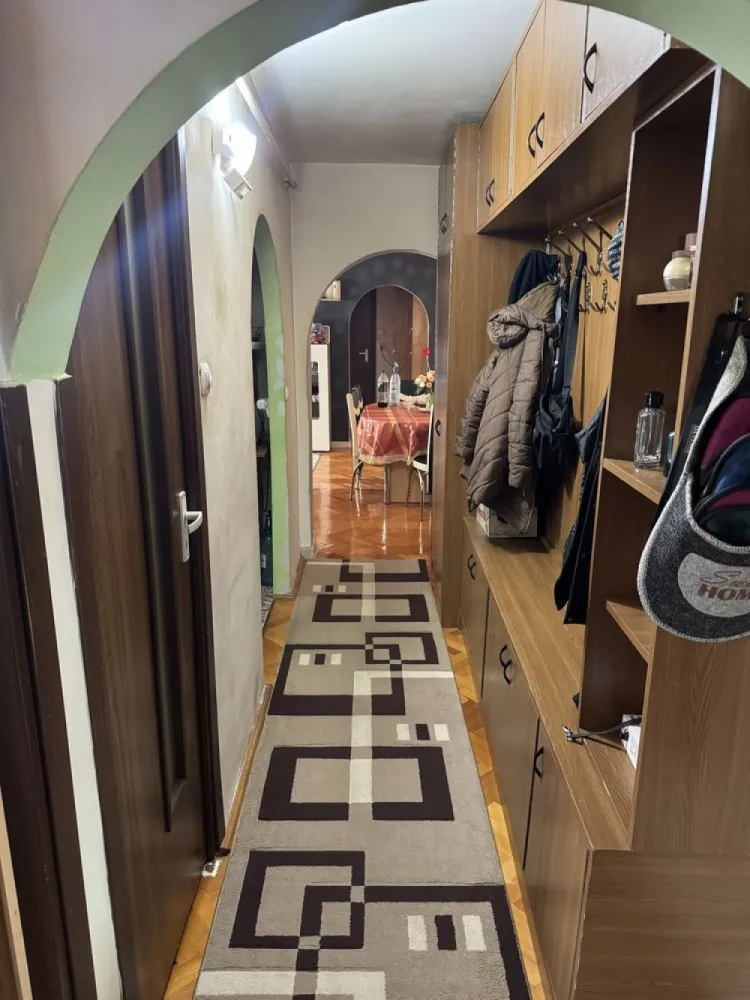 Apartament 3 camere micro 16 - Se oferă spre vânzare un apartament de 3 camere, cu suprafață utilă de 66 mp, situat în cartierul Micro 16, la etajul 2, într-o zonă liniștită și bine poziționată. Locuința are o compartimentare practică, cu două băi, living spațios cu balcon închis, bucătărie separată și două dormitoare, fiind potrivită pentru o familie, oferind confort și spațiu bine organizat. Apartamentul beneficiază de o poziționare foarte bună, având în apropiere parc, magazine și stație de autobuz, ceea ce oferă acces la toate facilitățile necesare. În plus, proprietatea dispune de două beciuri pentru depozitare și un loc de parcare rezervat. Se vinde parțial mobilat, o parte din mobilier rămânând în apartament. Prețul este de 90.000 euro, negociabil. Pentru mai multe informatii nu ezitați sa contactați telefonic }}