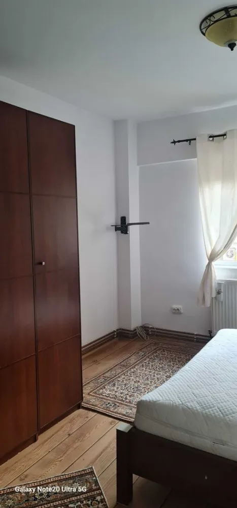 BRASADAS vinde ap 3 cam Careiului. - Agentia imobiliara BRASADAS vinde apartament mare, luminos, si gata de mutat, de 78 mp utili, situat la etajul 1, intr-o zona unde ai TOT ce ai nevoie la doi pasi, construit solid din BCA. - apartament uscat, cald, luminos - centrala proprie schimbata acum 2 ani - instalatie electrica refacuta - parchet melaminat peste parchetul original - pereti exteriori doar pe zonele cu ferestre, izolati exterior - aer conditionat - beci generos pentru depozitare - chicineta la etaj - spatiu comun super util - dulap metalic in fata usii - extra depozitare - bloc cu farmacie si alimentara la parter - zona plina de magazine, banci, pub-uri la cateva minute - scoala , gradinita, spitalul judetean in apropiere Www.brasadas.com. }}