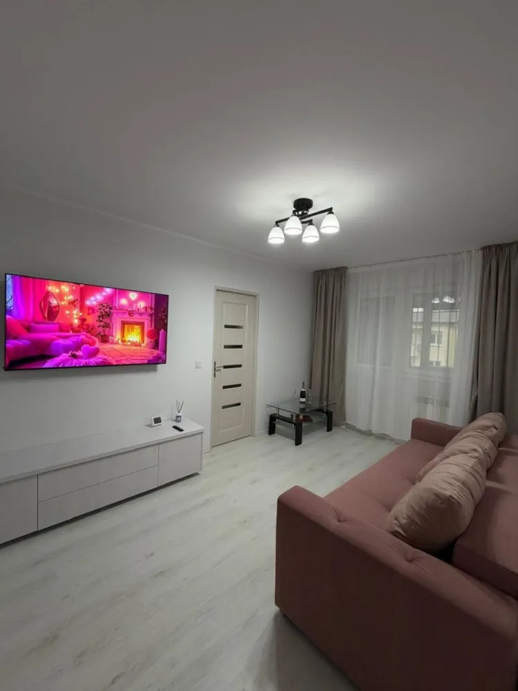 BRASADAS vinde ap 2 cam Micro 15. - Agentia imobiliara BRASADAS vinde apartament 2 camere – renovare premium, la cheie în zona Micro 15 Vă propun spre vânzare un apartament elegant cu 2 camere, situat la etajul 4, într-un imobil cu acoperiș. Proprietatea a fost renovată integral de la A la Z, cu atenție la detalii, folosind materiale de calitate superioară. Totul este nou, neutilizat. Apartamentul se predă la cheie, fiind gata pentru mutare imediată, fără costuri suplimentare. Ideal pentru cei care își doresc confort, siguranță și un spațiu modern, dar și pentru investiție. Www.brasadas.com. }}