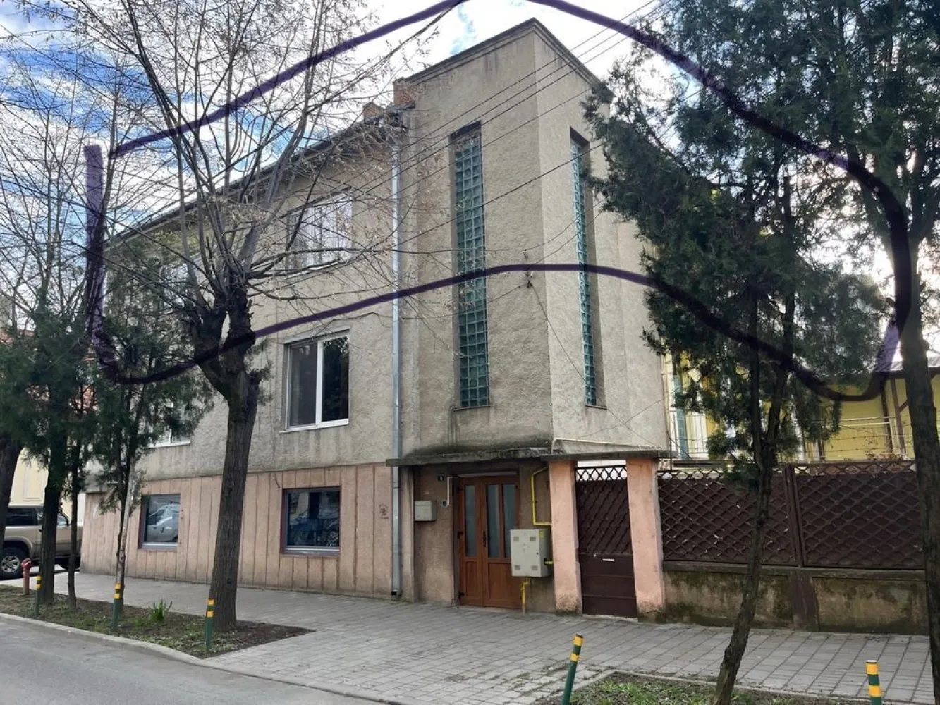 BRASADAS vinde ap 5 cam etaj 1 in casa cu etaj centru vechi. - Agentia imobiliara BRASADAS apartament cu 5 camere decomandate, este amplasat la etajul 1, al unei case cu un etaj, construită în anul 1970. Are bucătărie , cămară de alimente și o baie. Terasa și balconul oferă spații suplimentare pentru relaxare. Locația este foarte bună, fiind aproape de Parcul Central și centrul nou. Accesul la transportul public este facil, cu stații de autobuz în apropiere. Www.brasadas.com. }}