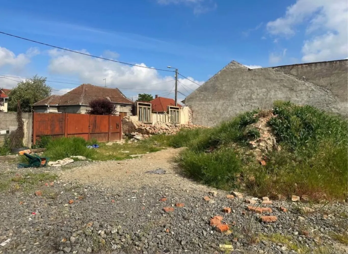 BRASADAS vinde teren in zona Soarelui. - Agentia imobiliara BRASADAS vinde teren intravilan având suprafața de 1.089 mp.cu o deschidere stradală de 36 m front. Dispune de toate utilitățile,pretabil pt. casă,casă tip duplex, clinică,sediu firmă,asociație. Proiect casa aprobat Www.brasadas.com. }}