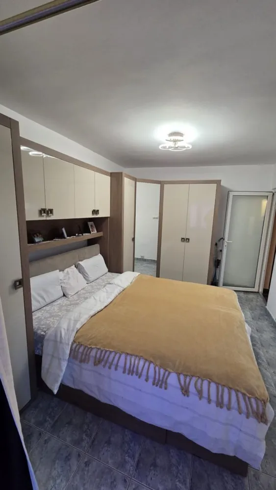BRASADAS vinde ap 4 cam in Micro 16. - Agentia imobiliara BRASADAS vinde apartament cu 4 camere 116 mp. in Micro 16 complect utilat mobilat compus din 4 camere bucătărie 2 bai balcon beci,parcare de eesedinta. Www.brasadas.com. }}