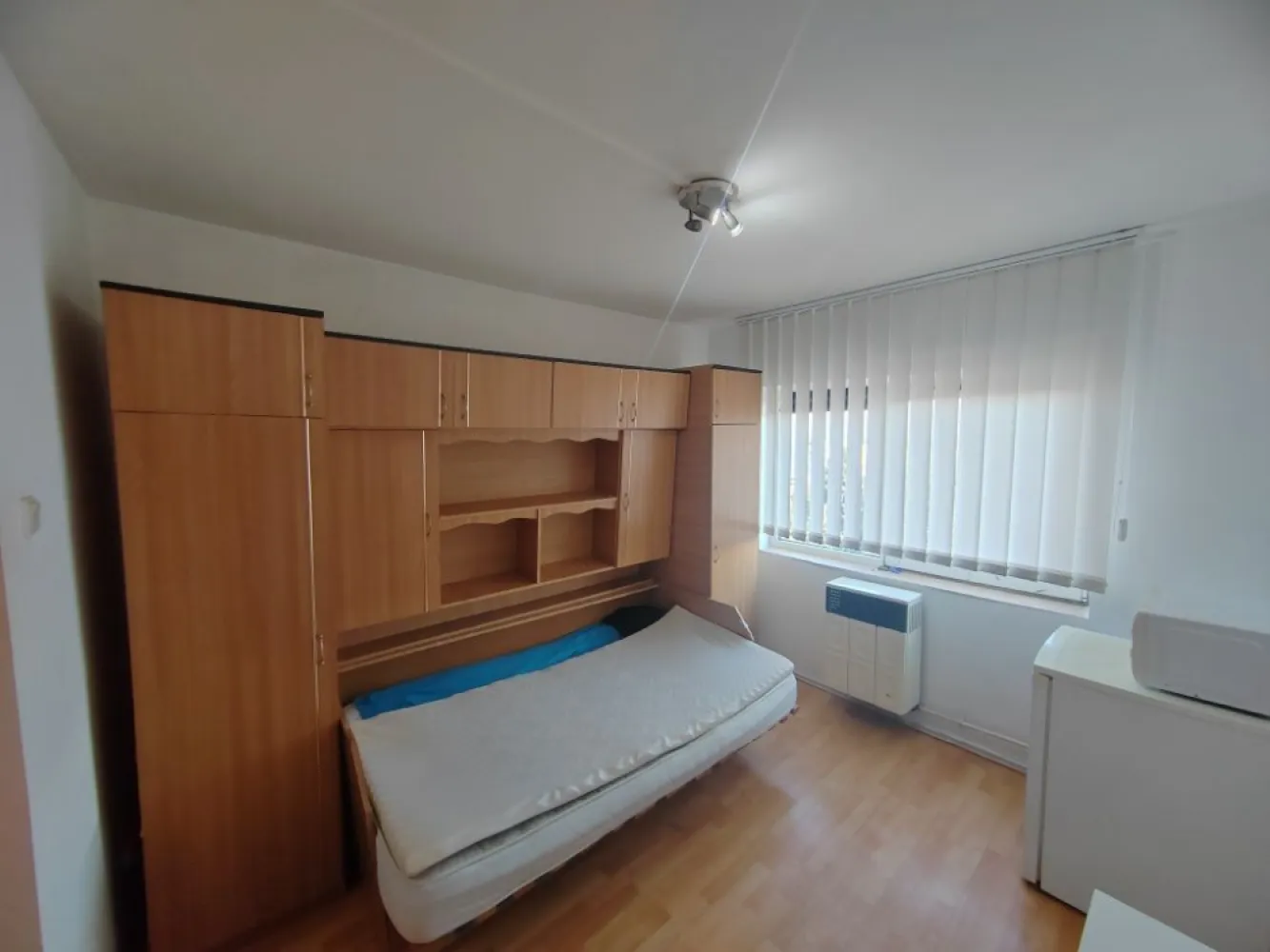 BRASADAS vinde garsonieră in Micro 17 la etajul 4/4. - Vând garsonieră situată în Micro 17 la etajul 4/4. Suprafață 17mp. Utilități :apă, gaz, curent. Mobilat-utilat. Ideală pentru investiție. Www.brasadas.com. }}
