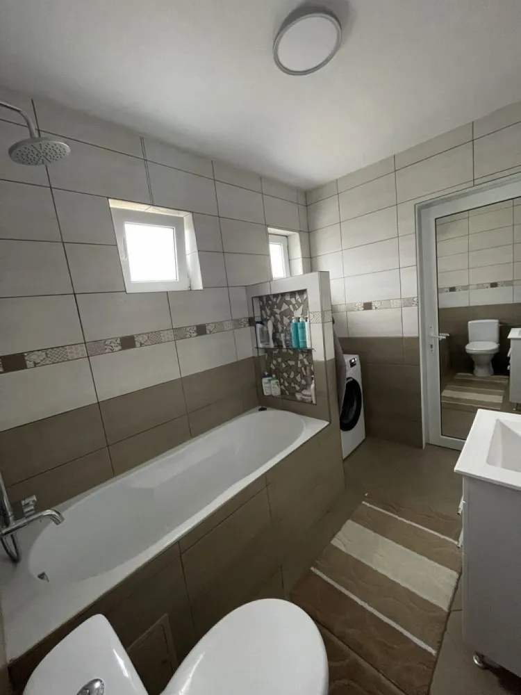 BRASADAS vinde ap 3 cam in Micro 15 la etajul 4/4. - Agentia imobiliara BRASADAS vinde apartament mobilat in Micro 15, situat la etajul 4/4, cu acoperis, avand o suprafata de 66mp, dispune de boxa(beci) si este compartimentat astfel: 2 dormitoare, living, bucatarie, baie si balcon. Apartamentul a fost renovat complet in anul 2022: Instalatia electrica, instalatia termica ppr cu calorifere si centrala termica Ferroli, termopane cu profil 6 camere four season cu plasa de insecte la toate geamurile, usi de termopan, sistem de aer conditionat. Bucataria este complet utilata astfel: plita electrica cu inductie Electrolux, cuptor electric Whirlpool 6 sense si hota Whirlpool Www.brasadas.com }}