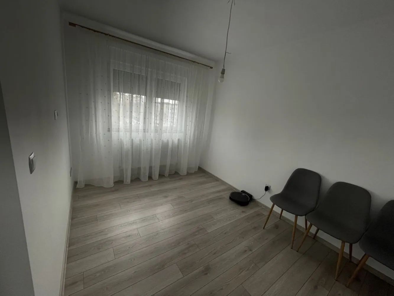 BRASADAS vinde ap 3 cam in Micro 15 la etajul 4/4. - Agentia imobiliara BRASADAS vinde apartament mobilat in Micro 15, situat la etajul 4/4, cu acoperis, avand o suprafata de 66mp, dispune de boxa(beci) si este compartimentat astfel: 2 dormitoare, living, bucatarie, baie si balcon. Apartamentul a fost renovat complet in anul 2022: Instalatia electrica, instalatia termica ppr cu calorifere si centrala termica Ferroli, termopane cu profil 6 camere four season cu plasa de insecte la toate geamurile, usi de termopan, sistem de aer conditionat. Bucataria este complet utilata astfel: plita electrica cu inductie Electrolux, cuptor electric Whirlpool 6 sense si hota Whirlpool Www.brasadas.com }}