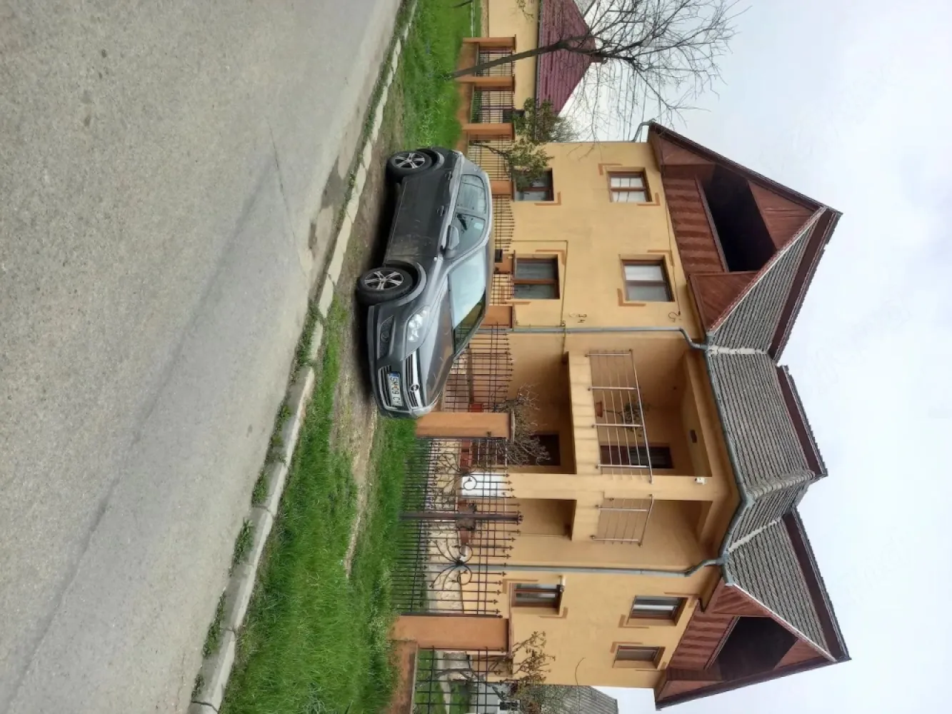 Vind casa cu teren și anexa - Vind casa cu etaj suprafața utila 236mp, suprafața teren 786mp un garaj cu 2 boxe. Casa este pe colț cu posibilitate de extindere ,mai multe detalii la telefon. }}