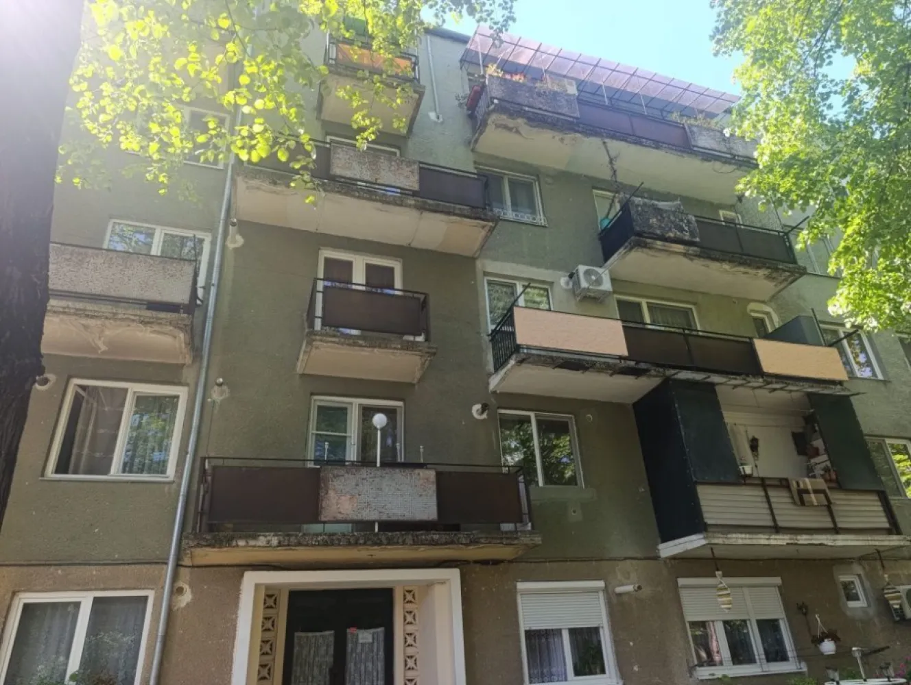 BRASADAS vinde ap 2 cam etaj 3/4 - Agentia imobiliara BRASADAS vinde apartament cu doua camere la etajul 3 din 4 in bloc din cărămidă, peste drum de Kaufland , City Mall, 60 mp. in zona liniștită cu verdeață. Apartamentul necesita renovare. Www.brasadas.com. }}