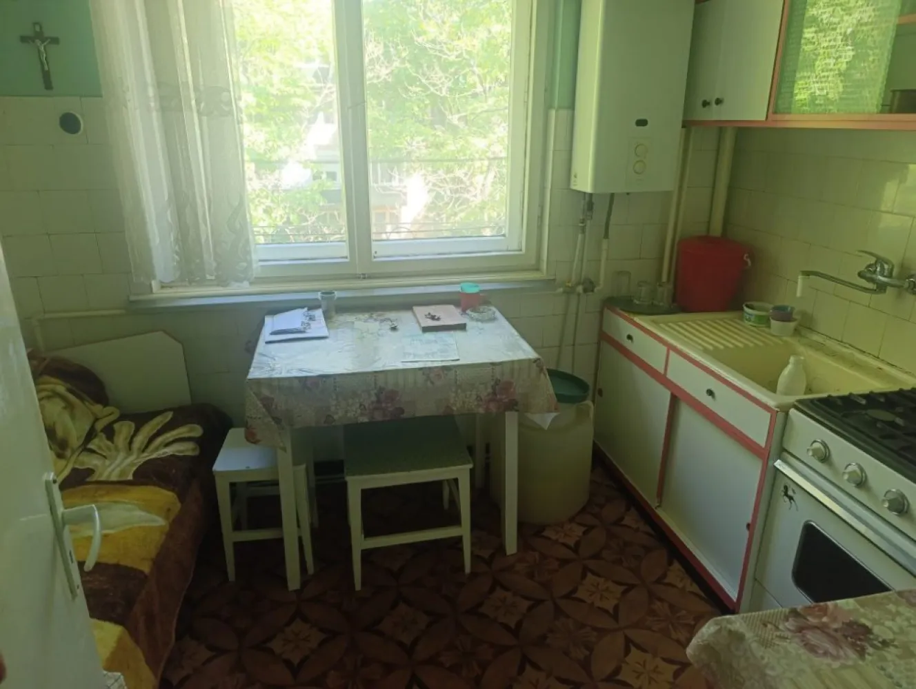BRASADAS vinde ap 2 cam etaj 3/4 - Agentia imobiliara BRASADAS vinde apartament cu doua camere la etajul 3 din 4 in bloc din cărămidă, peste drum de Kaufland , City Mall, 60 mp. in zona liniștită cu verdeață. Apartamentul necesita renovare. Www.brasadas.com. }}