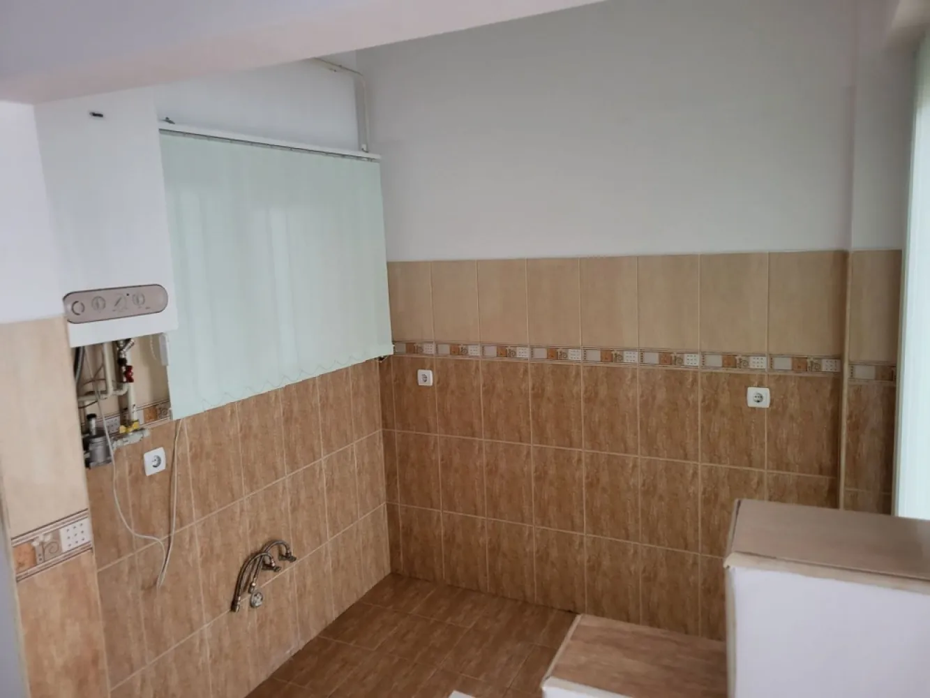 De vanzare apartament - De vanzare apartament, 2 camere, 46m2 utili, zona centrala, strada Corvinilor nr.5(langa Kaufland), situat la parter..Spatiul este ideal pentru birouri sau pentru locuit.Bloc construit in anul 2007, foarte aproape de toate facilitatile.Pentru mai multe detali la nr. de telefon. }}