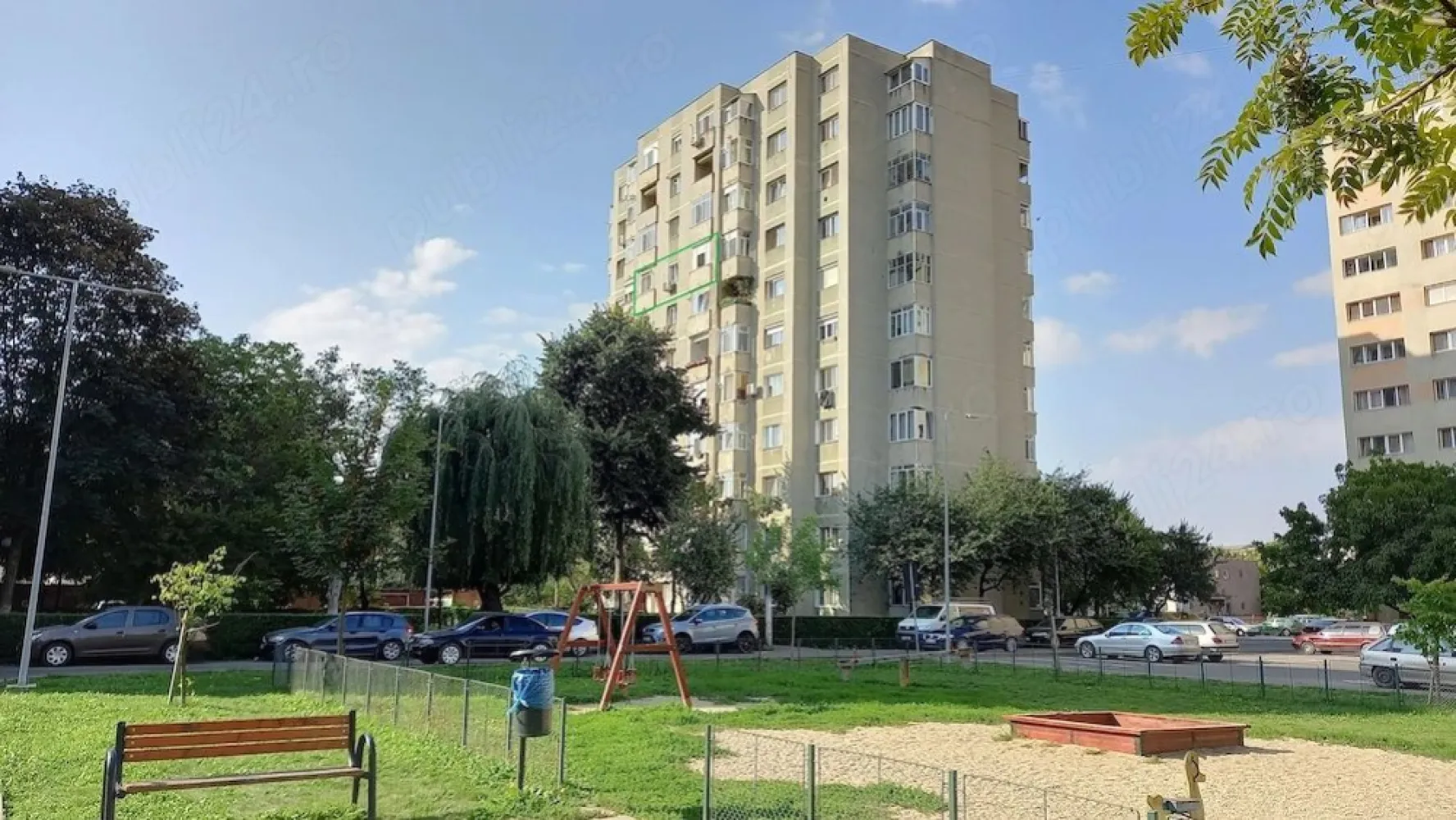 Vand apartament 2 camere decomandate, M15, etajul 7, lifturi noi - De vanzare. 2 camere decomandate cu 2 balcoane. baie, bucatarie, camara, beci. Loc de parcare rezervata. 48 mp utili Etajul 7 din 10, sunt 2 lifturi noi. Zona foarte buna, in raza de 100m gradinita, scoala Balcsescu-Petofi, teren de joaca, magazine, piata, spital, statii de autobus. E usor de intretinut. Avand o singura perete exterioara, si avand balcoane inchise cu termopan si jaluzele la ambele camere, blocul fiind din caramida, se poate incalzi cu mic efort financiar. Pret 63.000 Euro negociabil }}