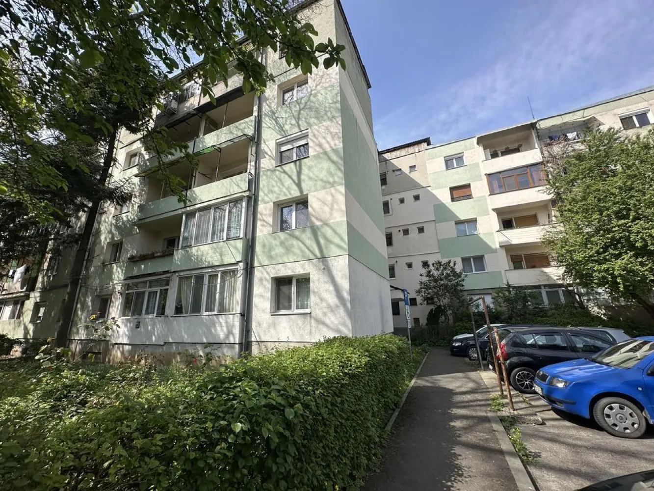 Agentia imobiliara BRASADAS vinde ap 2 cam et. 2/4 Micro 15. - Agentia imobiliara BRASADAS vinde apartament cu 2 camere pe strada Arinului nr. 4, situat la etajul 2/4 cu geamurile către o gradină cu multă verdeață. Blocul este din cărămidă, izolat cu polistiren de 10 cm . Apartamentul are geamuri termopane, centrală termică proprie. Www.brasadas.com. }}