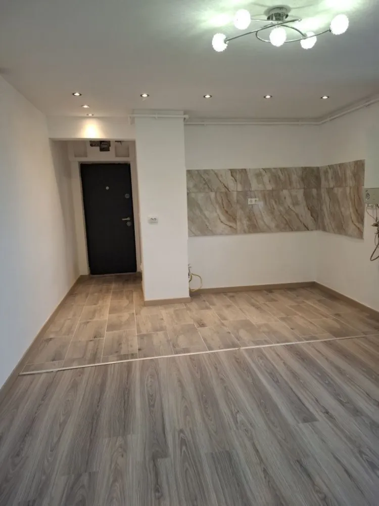 BRASADAS vinde ap 2 cam RENOVAT in Micro14 etaj 4/4. - Agentia imobiliara BRASADAS vinde apartament in Micro14 etajul 4/4 recent renovat de la A la Z. Apartamentul este dotat cu centrala pe gaz si calorifere noi, geamuri termopan, usi noi ,sistemul electric nou, instalatii sanitare noi. Izolație exterioara cu polistiren 10cm, acoperișul hidroizolat recent. Zona foarte liniștită, ideal pentru locuit sau închiriat, în apropriere de Spitalul Județean, Piața Someș, Mall, gradinita, creșă. Www.brasadas.com.
