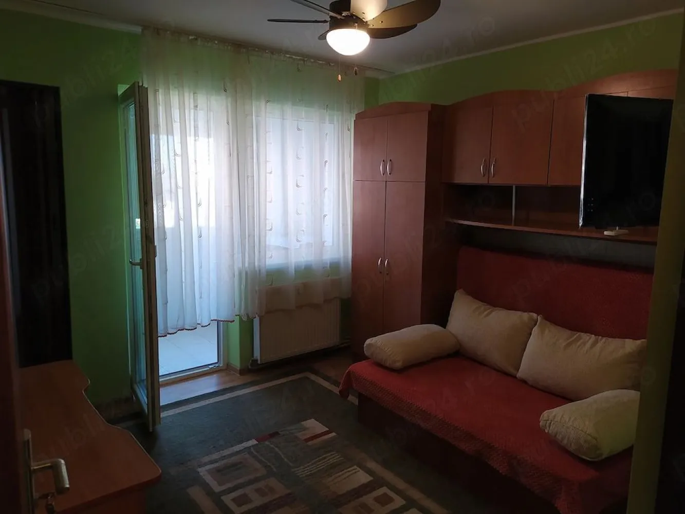 Vand apartament 2 camere decomandate, M15, etajul 7, lifturi noi - De vanzare. 2 camere decomandate cu 2 balcoane. baie, bucatarie, camara, beci. Loc de parcare rezervata. 48 mp utili Etajul 7 din 10, sunt 2 lifturi noi. Zona foarte buna, in raza de 100m gradinita, scoala Balcsescu-Petofi, teren de joaca, magazine, piata, spital, statii de autobus. E usor de intretinut. Avand o singura perete exterioara, si avand balcoane inchise cu termopan si jaluzele la ambele camere, blocul fiind din caramida, se poate incalzi cu mic efort financiar. Pret 63.000 Euro negociabil }}