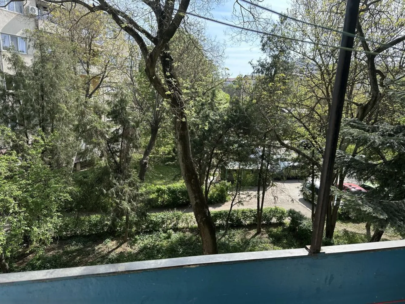 Agentia imobiliara BRASADAS vinde ap 2 cam et. 2/4 Micro 15. - Agentia imobiliara BRASADAS vinde apartament cu 2 camere pe strada Arinului nr. 4, situat la etajul 2/4 cu geamurile către o gradină cu multă verdeață. Blocul este din cărămidă, izolat cu polistiren de 10 cm . Apartamentul are geamuri termopane, centrală termică proprie. Www.brasadas.com. }}