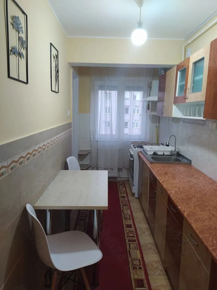 Vand apartament 2 camere decomandate, M15, etajul 7, lifturi noi - De vanzare. 2 camere decomandate cu 2 balcoane. baie, bucatarie, camara, beci. Loc de parcare rezervata. 48 mp utili Etajul 7 din 10, sunt 2 lifturi noi. Zona foarte buna, in raza de 100m gradinita, scoala Balcsescu-Petofi, teren de joaca, magazine, piata, spital, statii de autobus. E usor de intretinut. Avand o singura perete exterioara, si avand balcoane inchise cu termopan si jaluzele la ambele camere, blocul fiind din caramida, se poate incalzi cu mic efort financiar. Pret 63.000 Euro negociabil }}