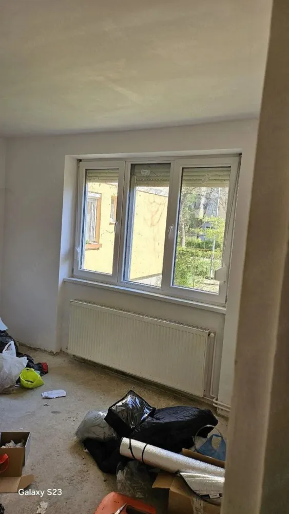 Vând apartament din cărămidă str.Botizului Satu Mare - Gresie , faianță, geamuri termopan, centrală termica, ușă metalică ,beci uscat. Necesită parchet în cele două camere. }}