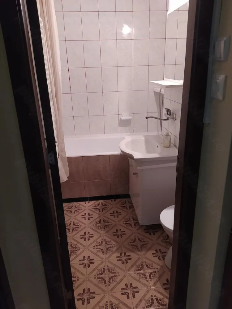 Vand apartament 2 camere decomandate, M15, etajul 7, lifturi noi - De vanzare. 2 camere decomandate cu 2 balcoane. baie, bucatarie, camara, beci. Loc de parcare rezervata. 48 mp utili Etajul 7 din 10, sunt 2 lifturi noi. Zona foarte buna, in raza de 100m gradinita, scoala Balcsescu-Petofi, teren de joaca, magazine, piata, spital, statii de autobus. E usor de intretinut. Avand o singura perete exterioara, si avand balcoane inchise cu termopan si jaluzele la ambele camere, blocul fiind din caramida, se poate incalzi cu mic efort financiar. Pret 63.000 Euro negociabil }}