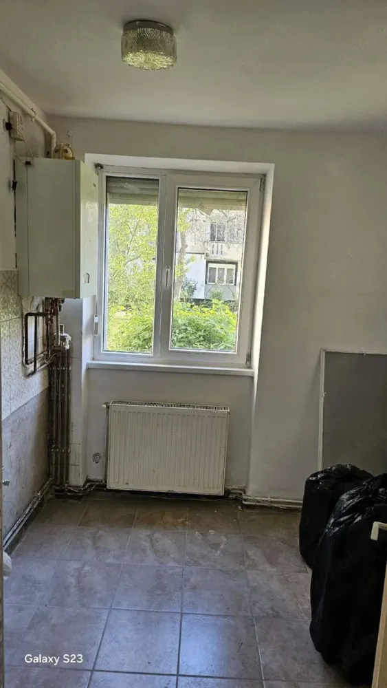 Vând apartament din cărămidă str.Botizului Satu Mare - Gresie , faianță, geamuri termopan, centrală termica, ușă metalică ,beci uscat. Necesită parchet în cele două camere. }}