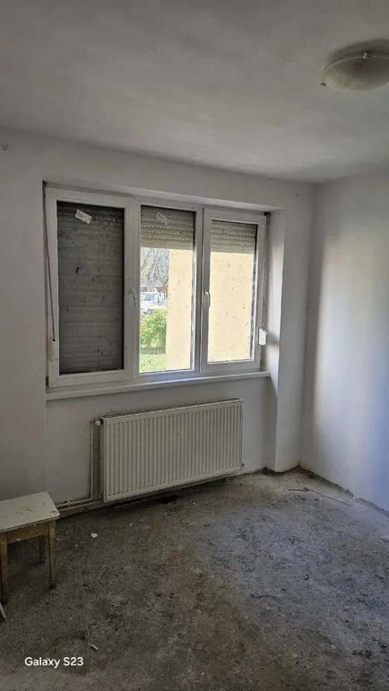 Vând apartament din cărămidă str.Botizului Satu Mare - Gresie , faianță, geamuri termopan, centrală termica, ușă metalică ,beci uscat. Necesită parchet în cele două camere. }}