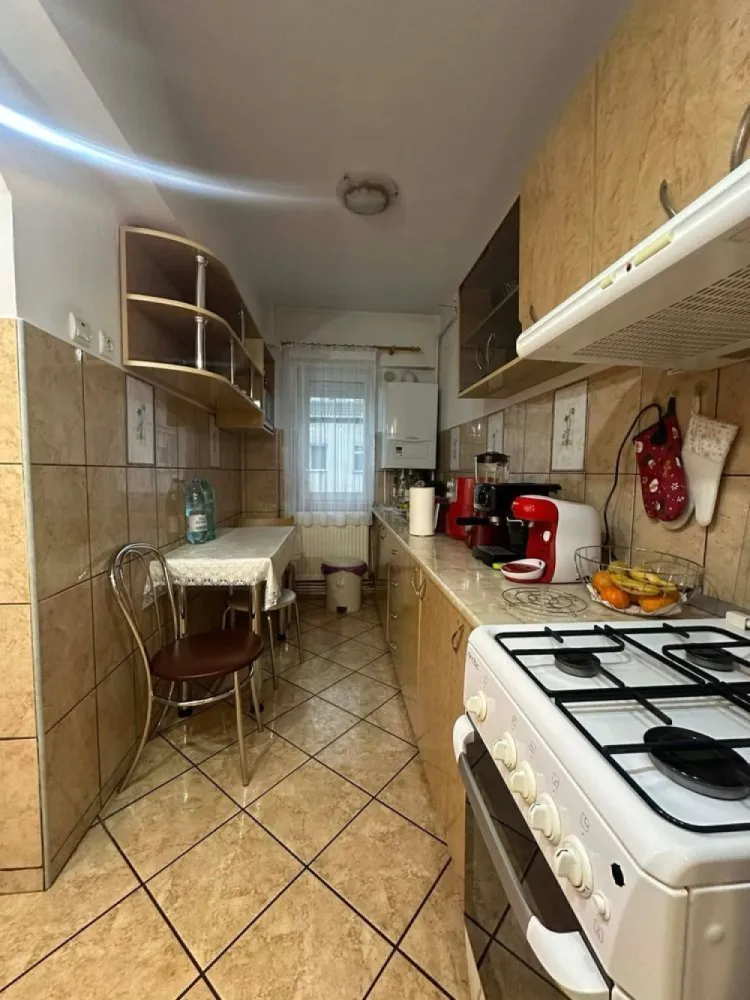 Apartament 2 camere de vânzare, semidecomandat - Apartament 2 camere, semidecomandat, 50 mp, situat la etajul 4, disponibil spre vânzare. Se vinde complet mobilat, cu toată mobila din locuință inclusă, fiind gata de locuit imediat, fără investiții suplimentare. Apartamentul este bine întreținut și oferă un spațiu confortabil și practic. Zona este avantajoasă, cu acces rapid la mijloace de transport, magazine și zone de relaxare din apropiere. Se acceptă și schimb cu alt imobil (apartament cu 3 camere), plus diferență (în funcție de ofertă). Pentru mai multe detalii sau programarea unei vizionări, mă puteți contacta de preferat prin mesaj. }}