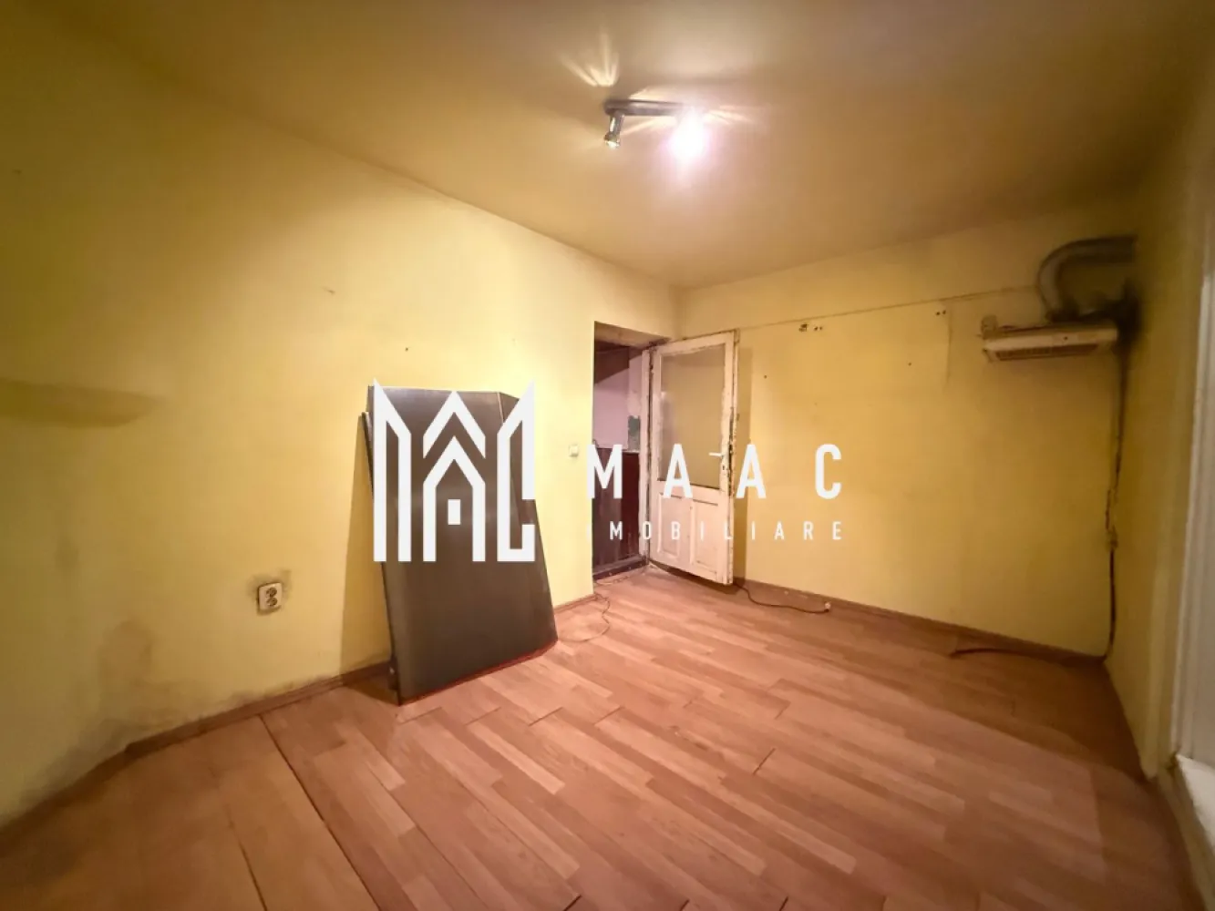 BLACK FRIDAY Apartament 2 camere | Investitie | Ultracentral - 🔥 BLACK FRIDAY - Profită de cea mai bună perioadă din an pentru a deveni proprietar! Reducere de 4.000 euro - Pret vechi - 74.000 euro Pret promotional - 70.000 euro Va prezentam o proprietate situata la subsolul unui imobil amplasat in centrul Sibiului. Locatia este alcatuita din doua module separate, unite printr-un hol comun cu alta proprietate. Fiecare modul cuprinde o camera si o bucatarie si au in comun o camara, un grup sanitar si 2 pivnite. Sunt prezente toate utilitatile.Incalzirea se face cu sobe pe gaz. Intreaga proprietate necesita renovare. Pentru mai multe detalii precizati telefonic ca ati vazut anuntul cu ID: CP2786658 }}