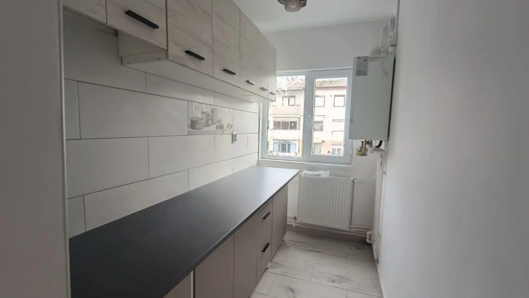 Apartament 2 camere, FINISAT, Micro 15, etaj 3 - Vând apartament situat în Micro 15, la etajul 3, cu o suprafață de 41 mp, într-o zonă foarte bună, aproape de școală, grădiniță, stație de autobuz și magazine. Ideal pentru locuit sau investiție. Apartamentul este proaspăt renovat, cu finisaje moderne, totul fiind nou. Dotări și avantaje: -mobila bucatarie noua -centrală termică nouă -aer condiționat nou -uși interioare noi -ușă de intrare metalică -faianță și gresie noi -parchet laminat nou -termopane noi -geam la baie -baie cu cadă -balcon semiînchis -spațiu de depozitare în hol Bloc și acces: -scară de bloc curată și îngrijită -interfon. Prizele, intrerupatoarele si manerele la usi sunt montate. Apartamentul este luminos, bine compartimentat și gata de mutat, fără nicio investiție suplimentară. Pret: 54.700 euro, negociabil. Pentru mai multe detalii sau programare vizionare, mă puteți contacta.
