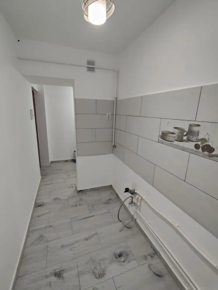 Apartament 2 camere, FINISAT, Micro 15, etaj 3 - Vând apartament situat în Micro 15, la etajul 3, cu o suprafață de 41 mp, într-o zonă foarte bună, aproape de școală, grădiniță, stație de autobuz și magazine. Ideal pentru locuit sau investiție. Apartamentul este proaspăt renovat, cu finisaje moderne, totul fiind nou. Dotări și avantaje: -mobila bucatarie noua -centrală termică nouă -aer condiționat nou -uși interioare noi -ușă de intrare metalică -faianță și gresie noi -parchet laminat nou -termopane noi -geam la baie -baie cu cadă -balcon semiînchis -spațiu de depozitare în hol Bloc și acces: -scară de bloc curată și îngrijită -interfon. Prizele, intrerupatoarele si manerele la usi sunt montate. Apartamentul este luminos, bine compartimentat și gata de mutat, fără nicio investiție suplimentară. Pret: 54.700 euro, negociabil. Pentru mai multe detalii sau programare vizionare, mă puteți contacta.