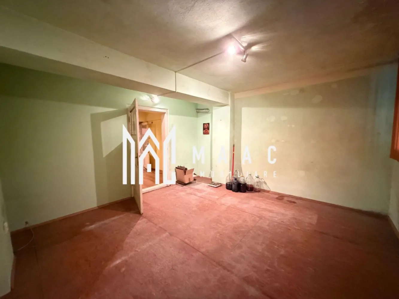 BLACK FRIDAY Apartament 2 camere | Investitie | Ultracentral - 🔥 BLACK FRIDAY - Profită de cea mai bună perioadă din an pentru a deveni proprietar! Reducere de 4.000 euro - Pret vechi - 74.000 euro Pret promotional - 70.000 euro Va prezentam o proprietate situata la subsolul unui imobil amplasat in centrul Sibiului. Locatia este alcatuita din doua module separate, unite printr-un hol comun cu alta proprietate. Fiecare modul cuprinde o camera si o bucatarie si au in comun o camara, un grup sanitar si 2 pivnite. Sunt prezente toate utilitatile.Incalzirea se face cu sobe pe gaz. Intreaga proprietate necesita renovare. Pentru mai multe detalii precizati telefonic ca ati vazut anuntul cu ID: CP2786658 }}