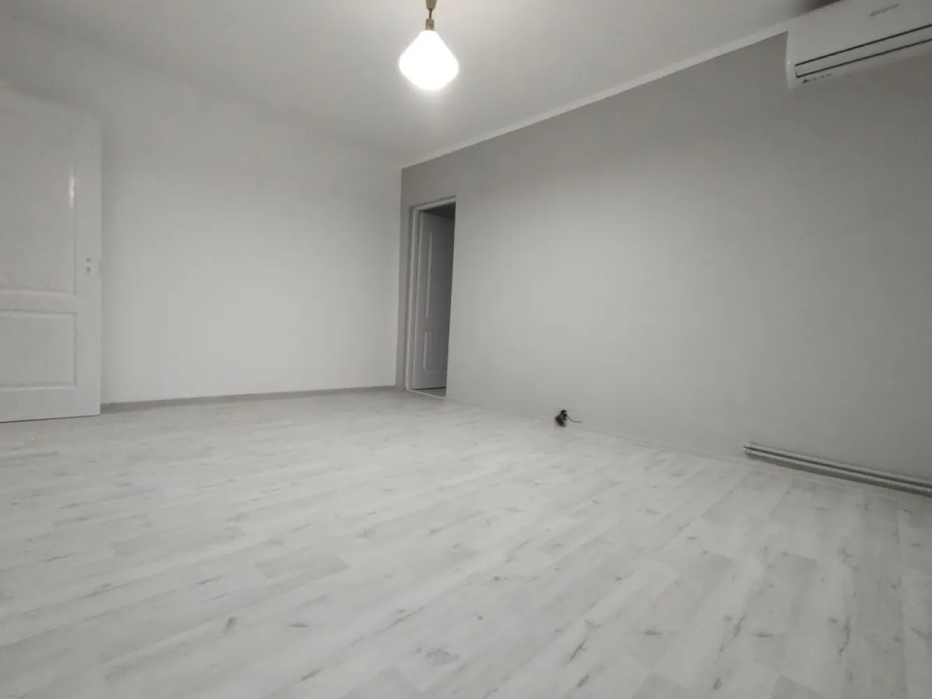Apartament 2 camere, FINISAT, Micro 15, etaj 3 - Vând apartament situat în Micro 15, la etajul 3, cu o suprafață de 41 mp, într-o zonă foarte bună, aproape de școală, grădiniță, stație de autobuz și magazine. Ideal pentru locuit sau investiție. Apartamentul este proaspăt renovat, cu finisaje moderne, totul fiind nou. Dotări și avantaje: -mobila bucatarie noua -centrală termică nouă -aer condiționat nou -uși interioare noi -ușă de intrare metalică -faianță și gresie noi -parchet laminat nou -termopane noi -geam la baie -baie cu cadă -balcon semiînchis -spațiu de depozitare în hol Bloc și acces: -scară de bloc curată și îngrijită -interfon. Prizele, intrerupatoarele si manerele la usi sunt montate. Apartamentul este luminos, bine compartimentat și gata de mutat, fără nicio investiție suplimentară. Pret: 54.700 euro, negociabil. Pentru mai multe detalii sau programare vizionare, mă puteți contacta.