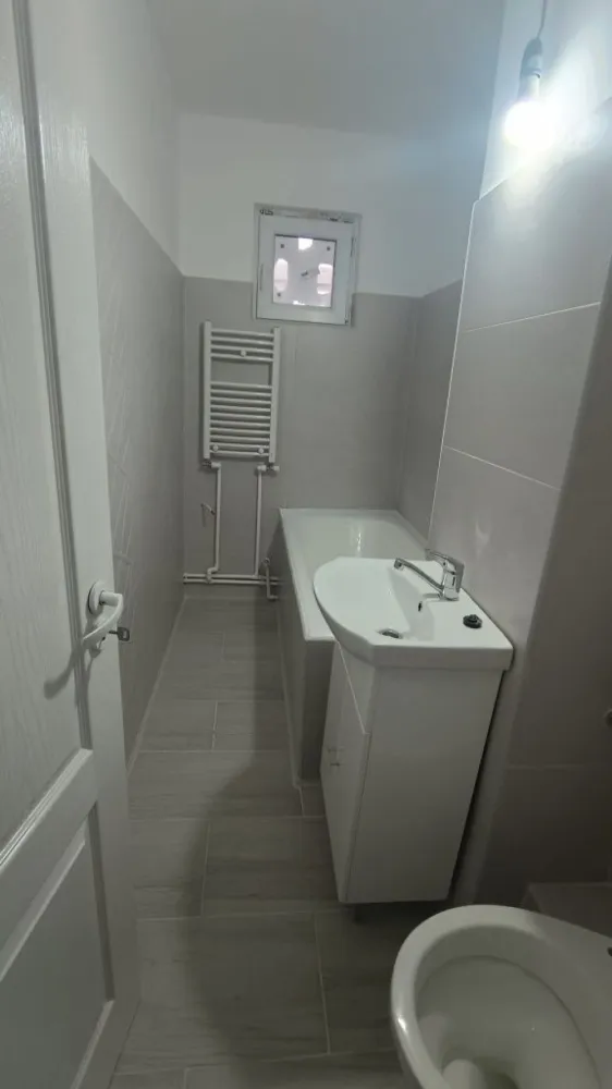 Apartament 2 camere, FINISAT, Micro 15, etaj 3 - Vând apartament situat în Micro 15, la etajul 3, cu o suprafață de 41 mp, într-o zonă foarte bună, aproape de școală, grădiniță, stație de autobuz și magazine. Ideal pentru locuit sau investiție. Apartamentul este proaspăt renovat, cu finisaje moderne, totul fiind nou. Dotări și avantaje: -mobila bucatarie noua -centrală termică nouă -aer condiționat nou -uși interioare noi -ușă de intrare metalică -faianță și gresie noi -parchet laminat nou -termopane noi -geam la baie -baie cu cadă -balcon semiînchis -spațiu de depozitare în hol Bloc și acces: -scară de bloc curată și îngrijită -interfon. Prizele, intrerupatoarele si manerele la usi sunt montate. Apartamentul este luminos, bine compartimentat și gata de mutat, fără nicio investiție suplimentară. Pret: 54.700 euro, negociabil. Pentru mai multe detalii sau programare vizionare, mă puteți contacta.