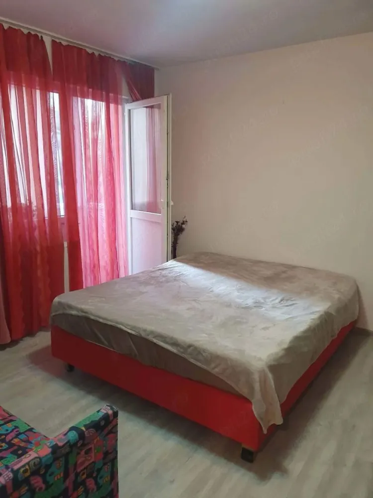 Apartament vanzare 2 camere 78 mp, Micro 15 - De vanzare apartament cu 2 camere cu o suprafata de 77,8mp , situat in cartierul Micro 15. Apartamentul este bine compartimentat și dispune de 2 balcoane , iar camerele sunt spatioase. Zona linistita cu acces la magazine, scoli,farmacii, mijloace de transport, piata. }}