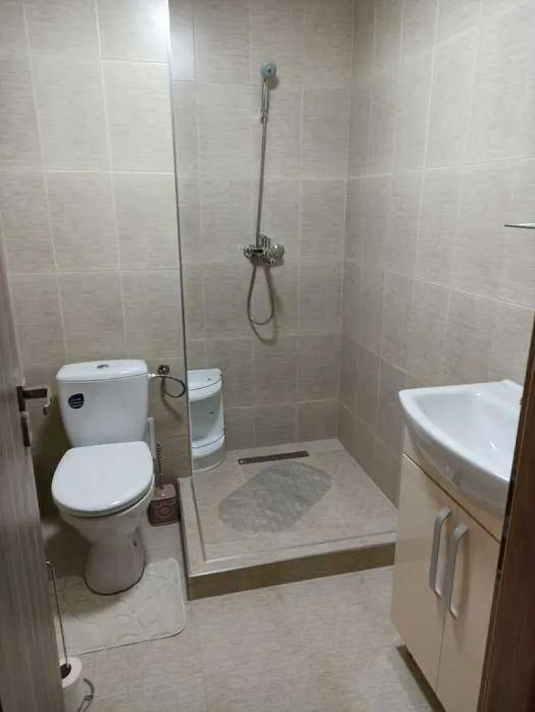 BRASADAS vinde ap 3 camere, zona soarelui etaj 1/4. - Agentia imobiliara BRASADAS vinde apartament 3 camere, complect mobilat si utilat decomandat, 3 camere, 1 bucatarie, 2 bai, 1 balcon, hol mic, hol mare, cu centrala termica si toate utilitatile inclusiv cablu tv cu internet, parcare privata, boxa beci, geamuri, usi termopane, usa de la intrare securizata, 78 m patrati, la etajul 1 din 4, zona Soarelui. Www.brasadas.com. }}