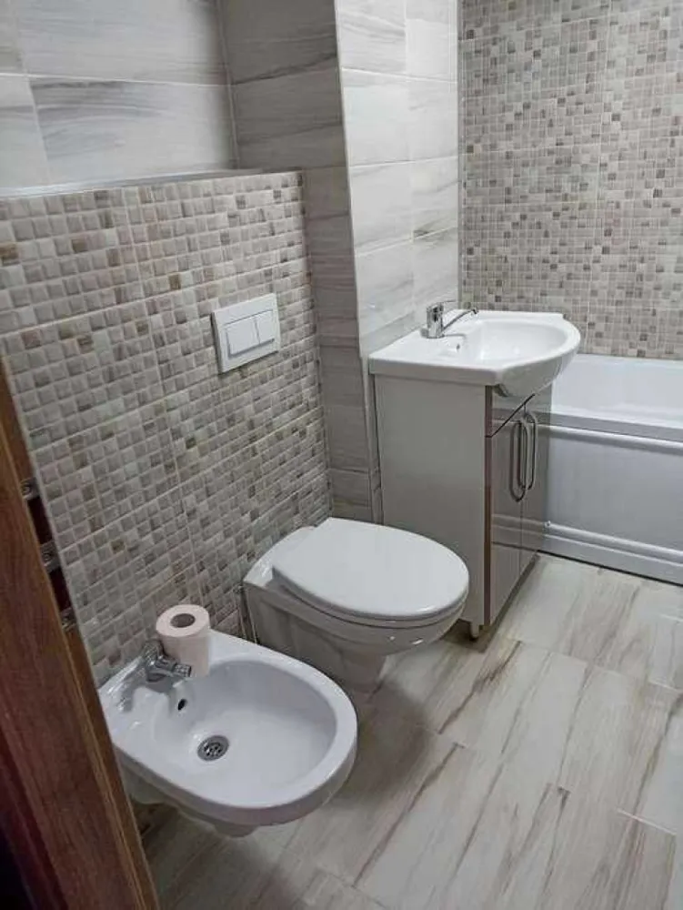 BRASADAS vinde ap 3 camere, zona soarelui etaj 1/4. - Agentia imobiliara BRASADAS vinde apartament 3 camere, complect mobilat si utilat decomandat, 3 camere, 1 bucatarie, 2 bai, 1 balcon, hol mic, hol mare, cu centrala termica si toate utilitatile inclusiv cablu tv cu internet, parcare privata, boxa beci, geamuri, usi termopane, usa de la intrare securizata, 78 m patrati, la etajul 1 din 4, zona Soarelui. Www.brasadas.com. }}