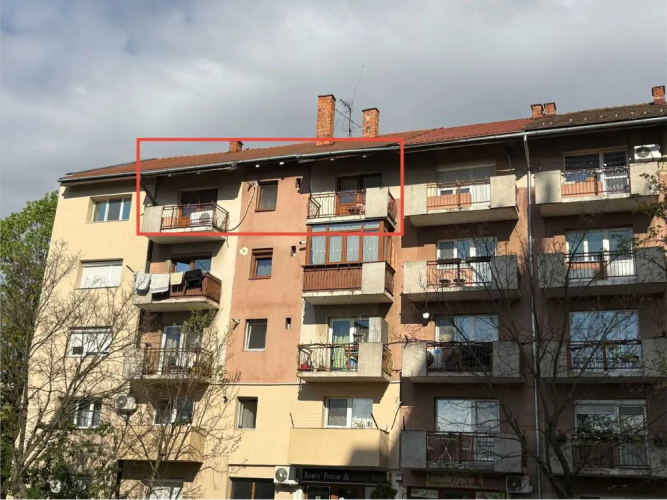 Vand apartament - Vand apartament 2 camere , decomandata: Str. Ganea Etaj 4 Geamuri si usi interioare termopan, usa de intrare metalica Aer conditionat Parchet laminat Baie cu gresie si faianta Apartamentul se vinde 80%mobilat si utilat ( exceptie, canapea , frigider si masina de spalat etc.) Casa scarii recent renovat Boxa de beci in subsol. Accept credit bancar sau eventuale schimburi(+diferenta din partea mea) cu apartament cu 3 camere etaj 2 zona Carpati 2 / Micro 17. Pentru mai mult informatii va rog sa ma contactati. }}